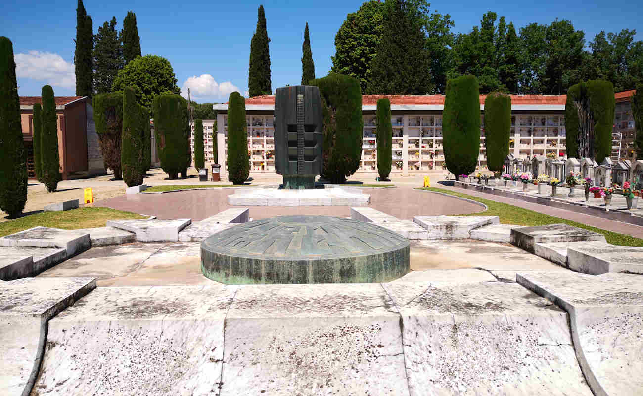 Spomenik Sansepolcro — Spomenik lontano